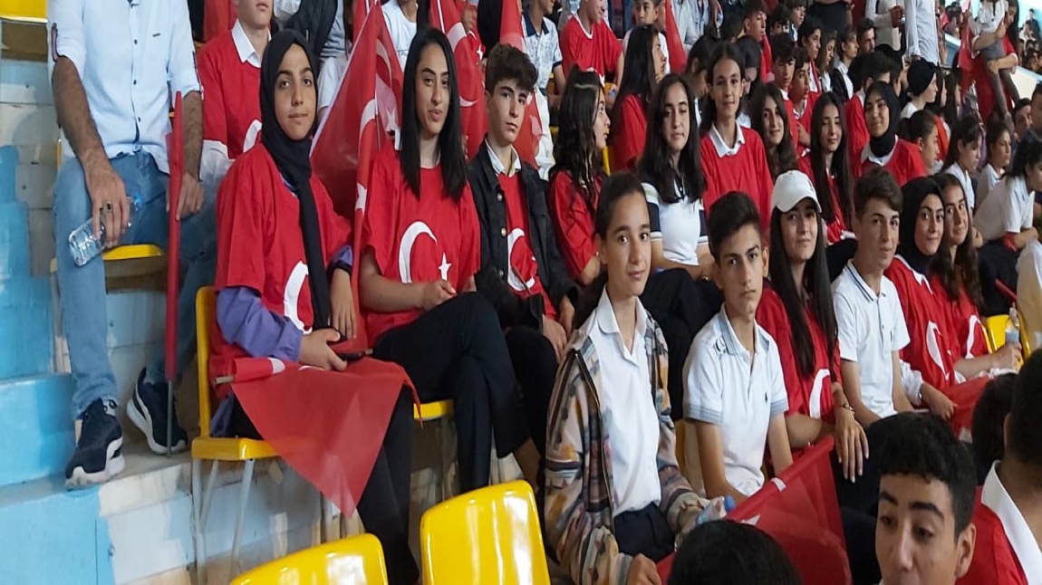 19 Mayıs Atatürk'ü Anma, Gençlik ve Spor Bayramı Siverek Anadolu Lisesi öğrencileri ve öğretmenleri tarafından büyük bir çoşkuyla kutlandı.